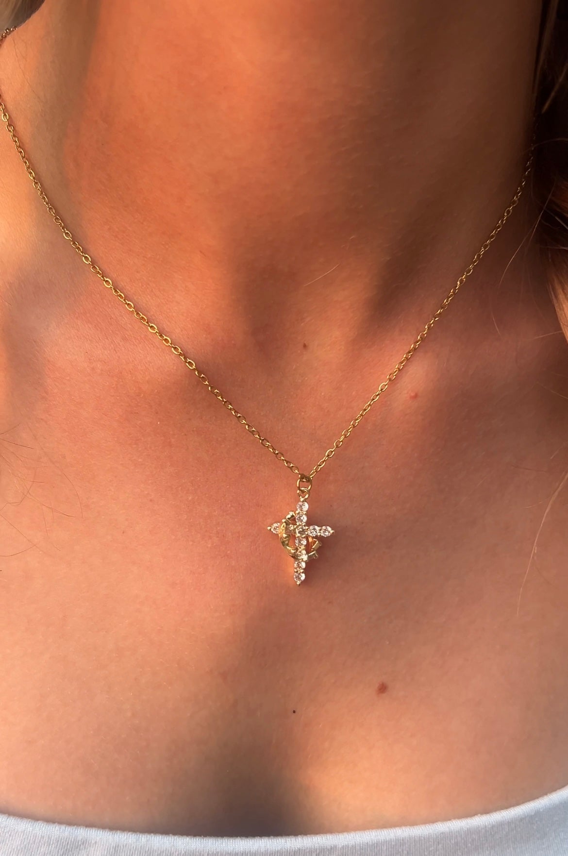 JESÚS | COLLAR DE CRUZ CORONADA EN ORO Y PLATA