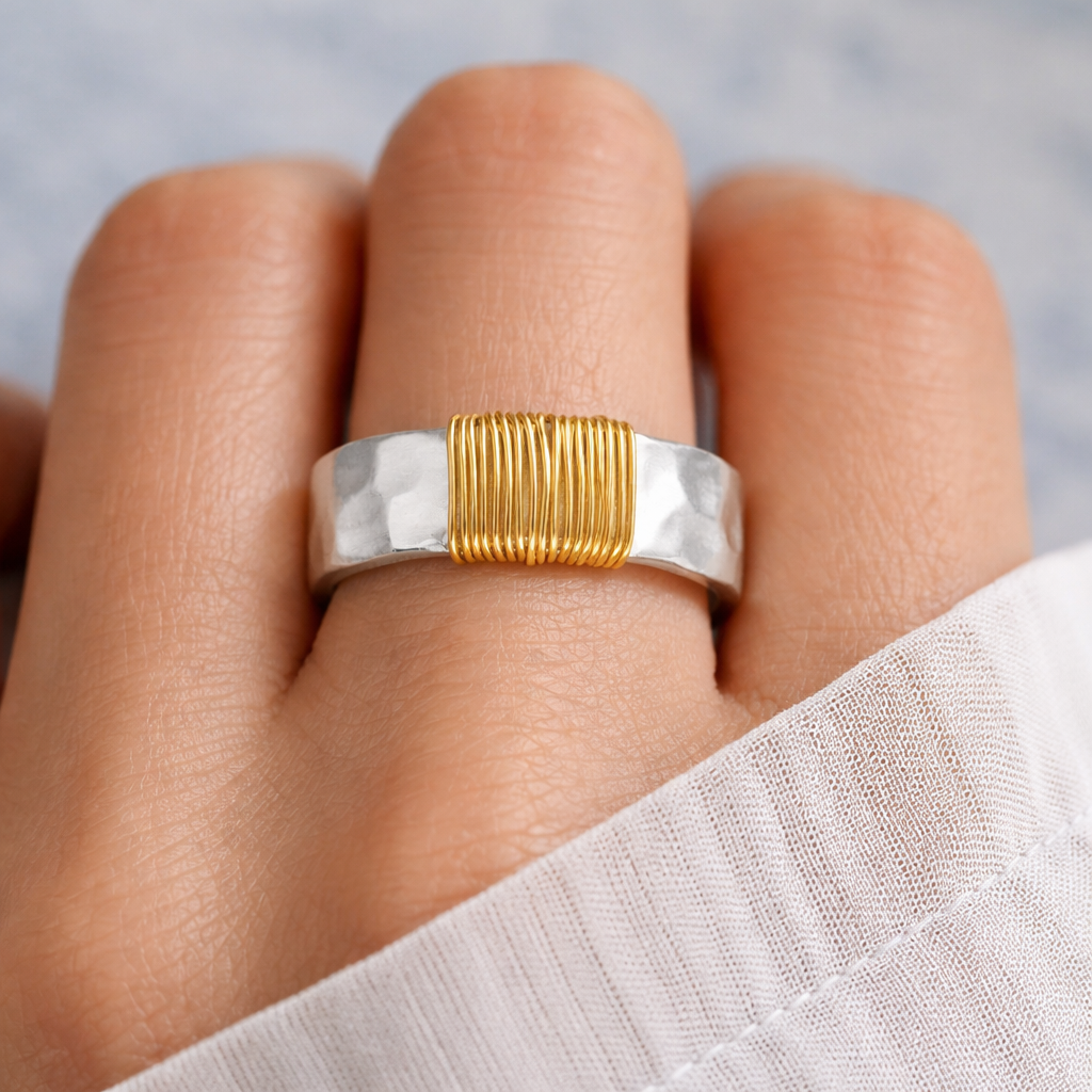 EMILIA | ANILLO DE HILOS BOHO DORADO