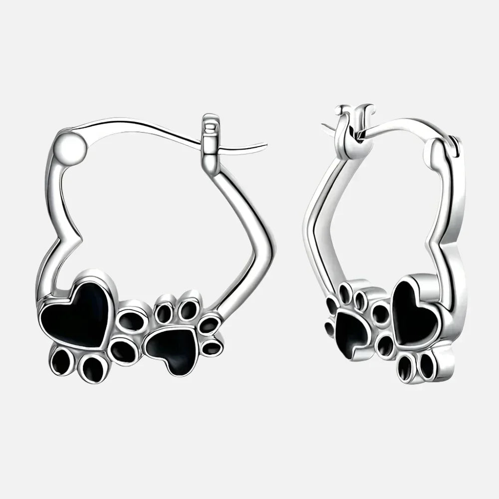 PENDIENTES TIPO HUGGIE CON CORAZÓN Y ESMALTE NEGRO