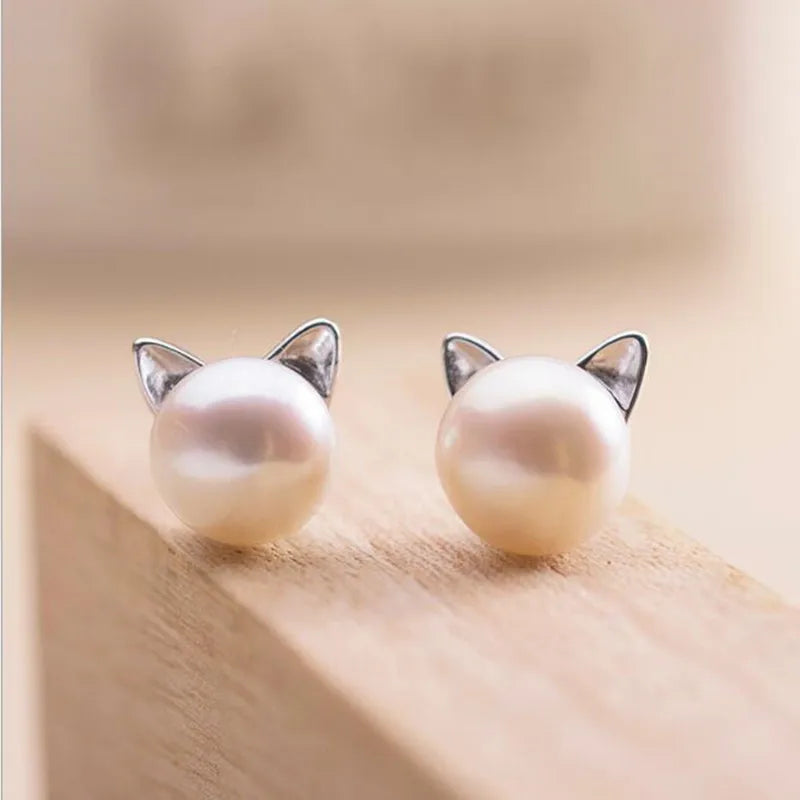 PENDIENTES DE PLATA DE LEY CON PERLA Y DISEÑO DE GATO