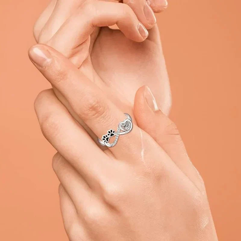 ANILLO CON CIRCONITA EN FORMA DE HUELLA, CORAZÓN Y SIMBOLO DEL INFINITO
